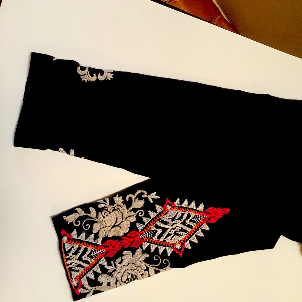 Johnny Was Los Angeles embroidered capris leggings